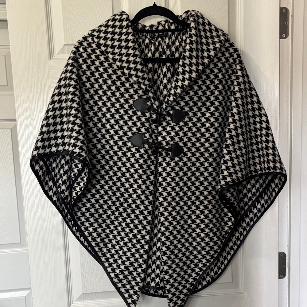 Houndstooth Toggle Poncho Cape - Black & White